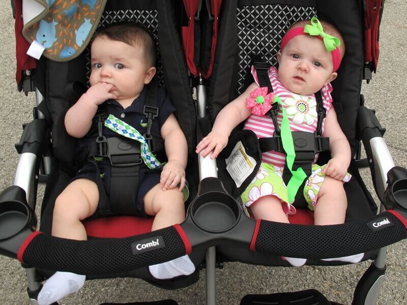 Los mejores cochecitos dobles para gemelos o bebés con poca diferencia de  edad
