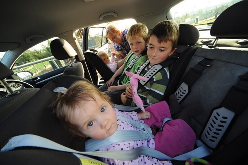 Beneficios de Viajar de Espalda al Conductor: Guía de Seguridad Vial para Niños